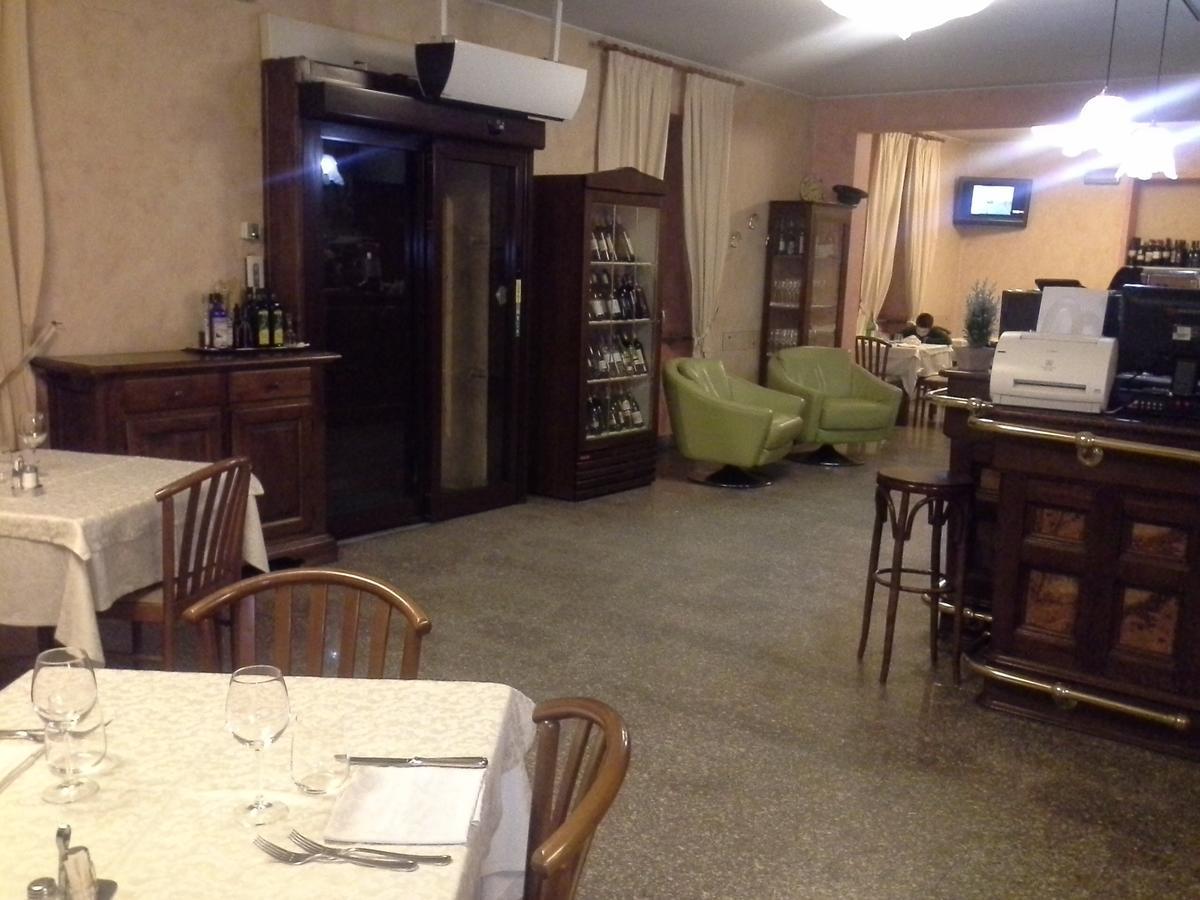 Hotel Ticino Ristorante Chierico Carbonara al Ticino Bagian luar foto